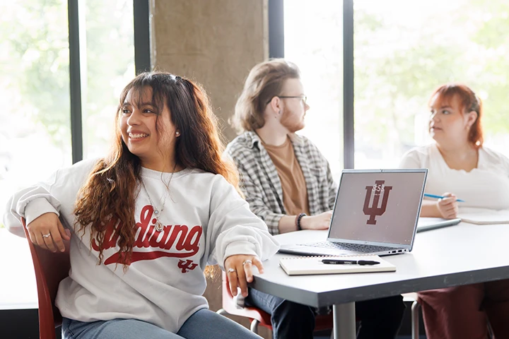 A laptop with the IU trident on the screen